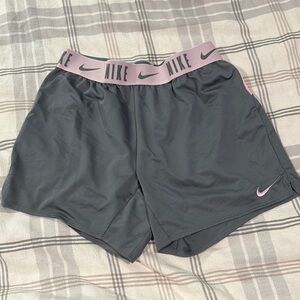 EUC girls Nike Gray/pink Athletic Shorts Lightweight Workout Essential